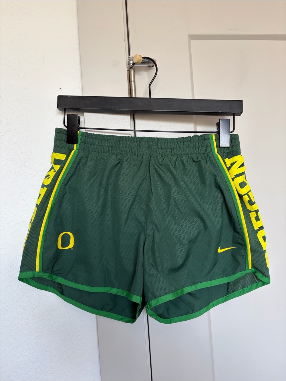 NIKE DRI GIT OREGON DUCKS RUNNING SHORTS GREEN WOMEN’S SMALL